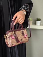 شنط كوتش مرسومه بالكرز