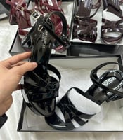 كعب سان لوران كعب عريض