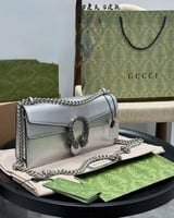 شنطه كوتش فضي ماستر