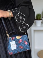 شنط كوتش مرسومه بالكرز