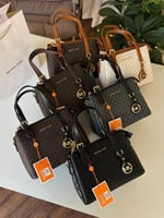 شنطه شانيل اسود لوقو فضي