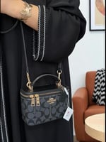 شنطه كوتش مربع