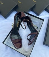 كعب سان لوران مع الملحقات