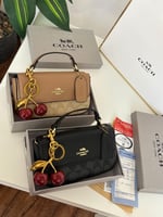 شنطه كوتش مع الكرز