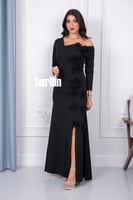 فستان بأكتاف مكشوفة زهور بارزة لون اسود