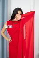 فستان طويل بتصميم ملتوي وبأكمام كيب لون احمر