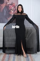 فستان سهرة أسود أنيق بقصة طويلة يتميز بلمعان خفيف...