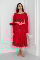 فستان أحمر أنثوي بتفاصيل ساحرة بتصميم درابيه