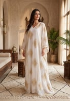 جلابية بيضاء فاخرة بتطريزات ذهبية هندسية