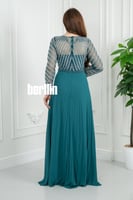 فستان تركواز بليسيه مطرز بخطوط ترتر لامعة