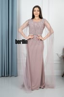 فستان سهرة وردي مزين بتطريزات براقة بقصة ضيقة تبرز...