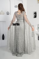 فستان سهرة مزين بالفصوص بأكمام كيب لون جراي