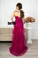 فستان سهرة بأكتاف مكشوفة وكشكش فخم