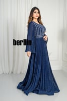 فستان بليسية بأكمام كيب مفتوحة مزين بالفصوص لون كح...