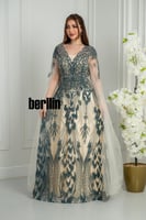 فستان سهرة طويل بيج بتطريز بترولي ريش كثيف وأكمام...