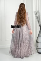 فستان سهرة بنقشة فهد مطرّز بتفاصيل فاخرة وأكمام شف...