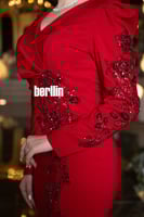 فستان سهرة مميز بالخرز ومطرز بالفصوص على الخصر وال...