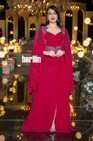 فستان سهرة طويل أحمر مطرز بالفضي مع أكمام كاب انسي...