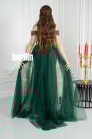 فستان سهرة أخضر بتصميم فاخر من الدانتيل والتول مع...