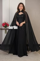 فستان سهرة أسود ملكي بتطريز كريستالي براق وأكمام ك...