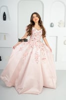 فستان سهرة وردي بأكتاف مكشوفة مزينة بورود