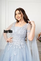 فستان سهرة مطرز من خامة التل الامع بأكمام كيب لون...