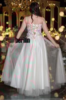 فستان سهرة كورسيه بتنورة تول مطرزة بالزهور الناعمة