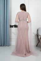 فستان سهرة وردي مزين بتطريزات براقة بقصة ضيقة تبرز...