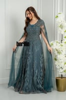 فستان سهرة طويل بترولي بتطريز ريش كثيف وأكمام كيب