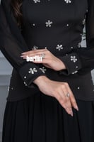 فستان أسود طويل راق هالتر بتصميم كلاسيكي وتطريزات...