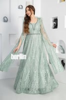 فستان سهرة طويل مطرز بتصميم كيب ريش فخم