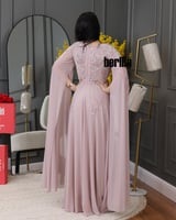 فستان سهرة مزين بشك بأكمام كيب لون لحمي