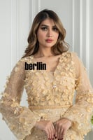 فستان سهرة بيج فاخر مطرّز ثلاثي الأبعاد بتصميم راق