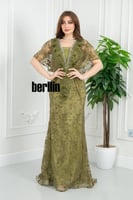 فستان سهرة زيتوني مطرز بكاب دانتيل فراشة وحواف كري...