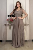 فستان سهرة بلون الجالكسي بتطريز لامع وأكمام شفافة...