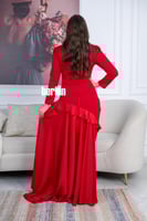 فستان أحمر طويل بتصميم أنيق مع تطريزات كرستال فاخر...