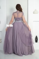 فستان سهرة مميز بمطرز وبأكمام كيب تل لون موف