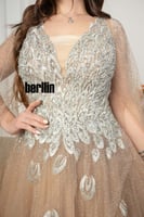 فستان سهرة مطرز من خامة التل الامع بأكمام كيب لون...