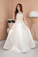 فستان سهرة مطرز بزخارف الورد لون كريمي