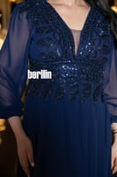 فستان سهرة طويل كحلي مطرز بترتر لامع مع أكمام شيفو...