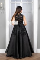 فستان سهرة مطرز ياقة عالية لون اسود