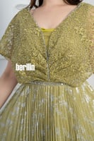 فستان سهرة طويل بليسية اوف شولدر مطرز لون كموني