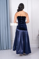 فستان مخمل يتميز بقصة مائلة في الصدر وبقصة كلوش لو...