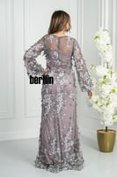 فستان سهرة موف مطرّز ثلاثي الأبعاد بتصميم راق