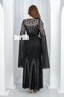 فستان سهرة اسود بترتر فضي وأكمام فراشة