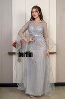 فستان سهرة فضي لامع بتصميم أنثوي وأكمام تول منسدلة