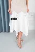 فستان سهره أنيق بتصميم غير متماثل ولمسات فاخرة ممي...