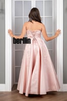 فستان سهرة طويل زهري مزين بتطريز زهور