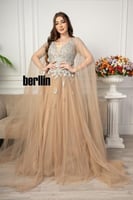 فستان سهرة مطرز من خامة التل الامع بأكمام كيب لون...