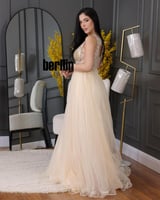 فستان سهرة انيق بفصوص على الصدر مذهبة لون بيج